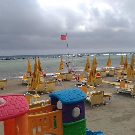 Appartamento Le Rondini San Bartolomeo Al Mare Esterno foto